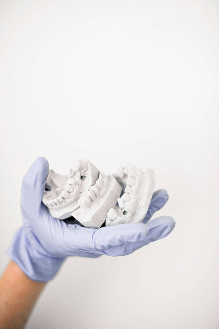 Why are dentures still a popular choice?